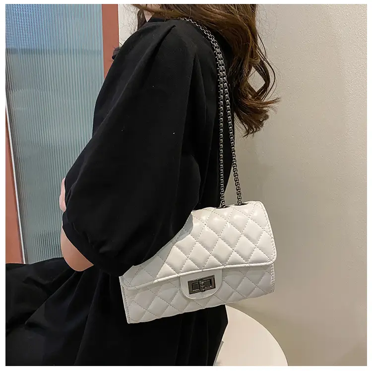 Women's Black Diamond Chain Crossbody Bag 2023 — feature 12