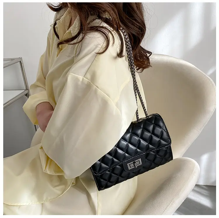 Women's Black Diamond Chain Crossbody Bag 2023 — feature 8