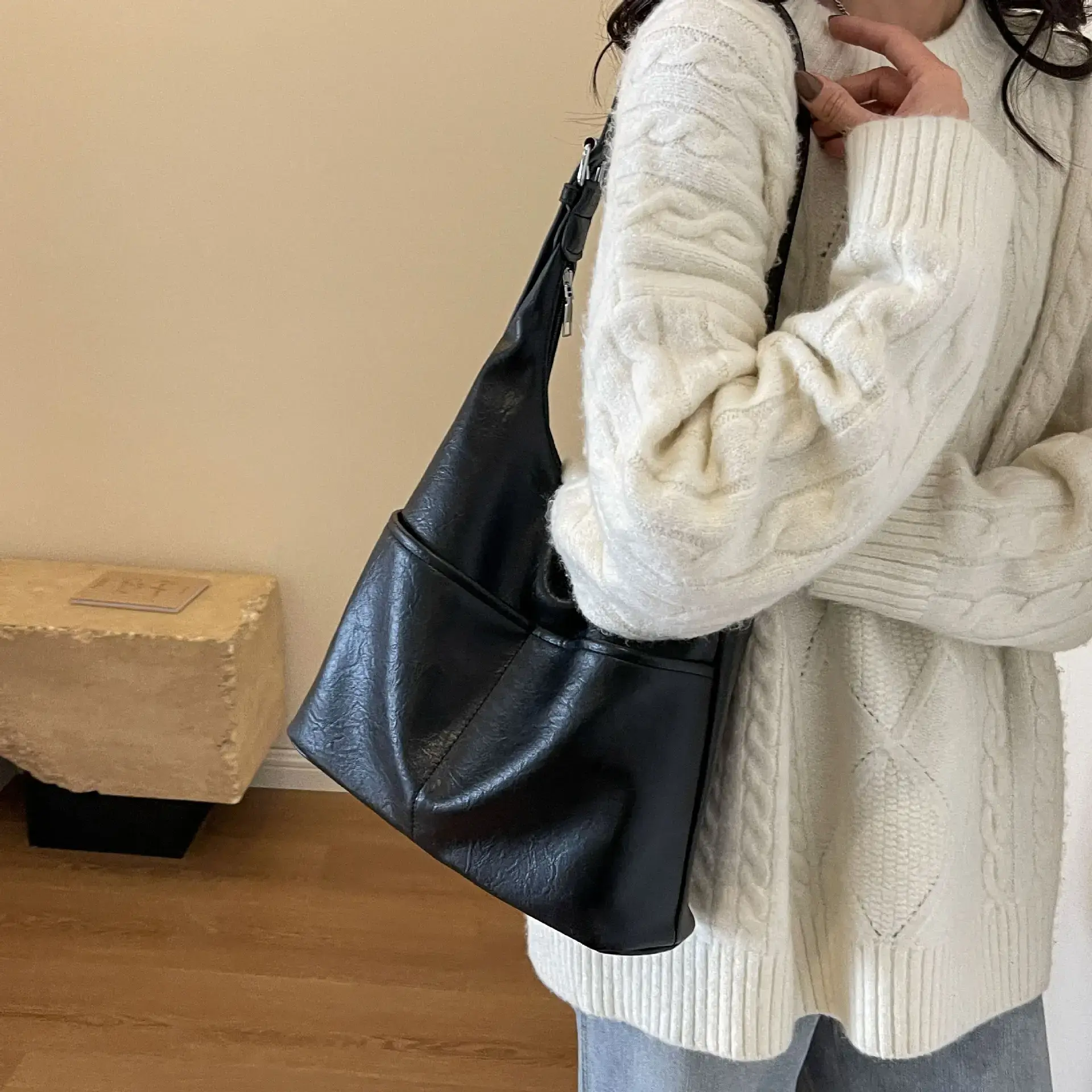 2023 New Retro Fashion Women's Shoulder Bag Black Large Capacity - Image 3