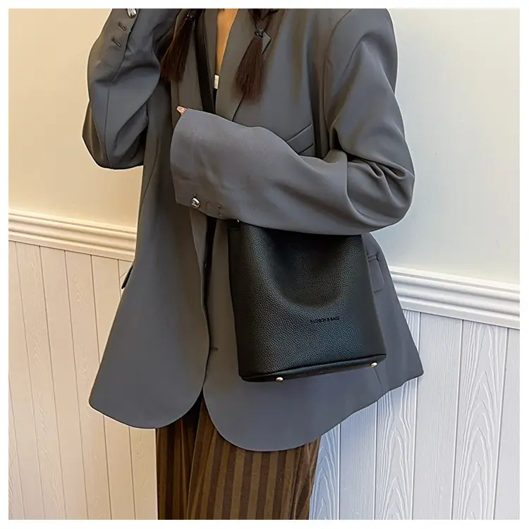 Retro Black Leather Underarm Bag 2023 — feature 10