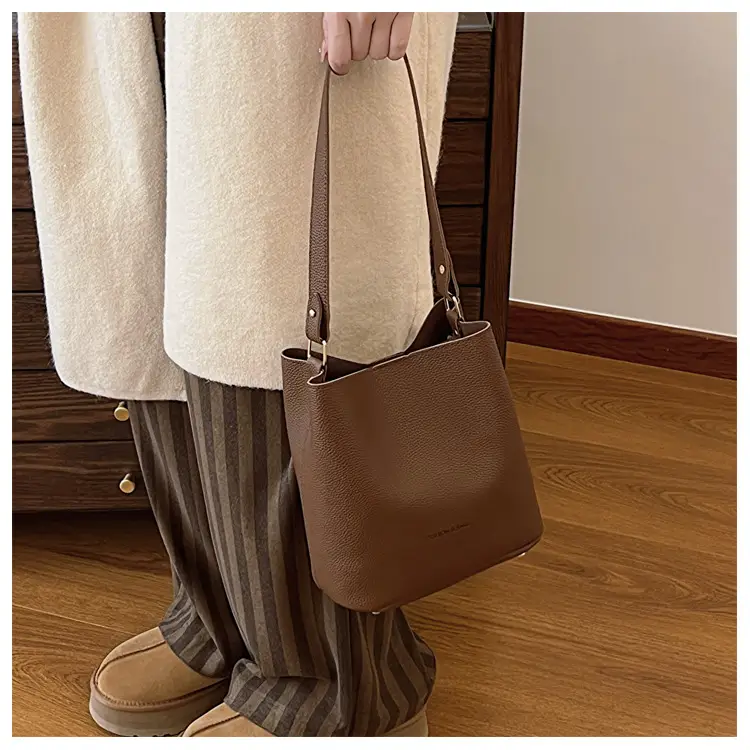 Retro Black Leather Underarm Bag 2023 — feature 11