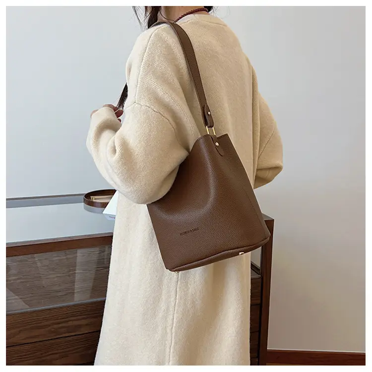 Retro Black Leather Underarm Bag 2023 — feature 12