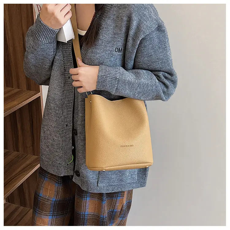 Retro Black Leather Underarm Bag 2023 — feature 13