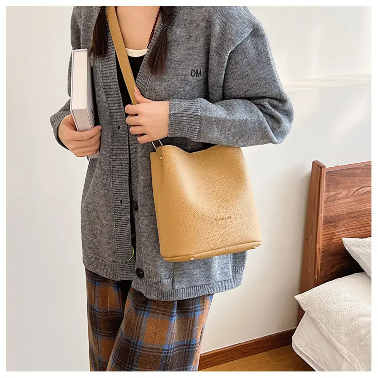 Retro Black Leather Underarm Bag 2023 — feature 14