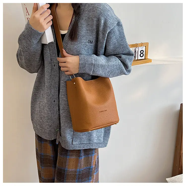 Retro Black Leather Underarm Bag 2023 — feature 15