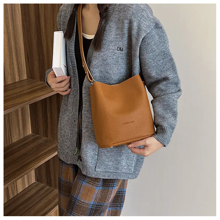 Retro Black Leather Underarm Bag 2023 — feature 16