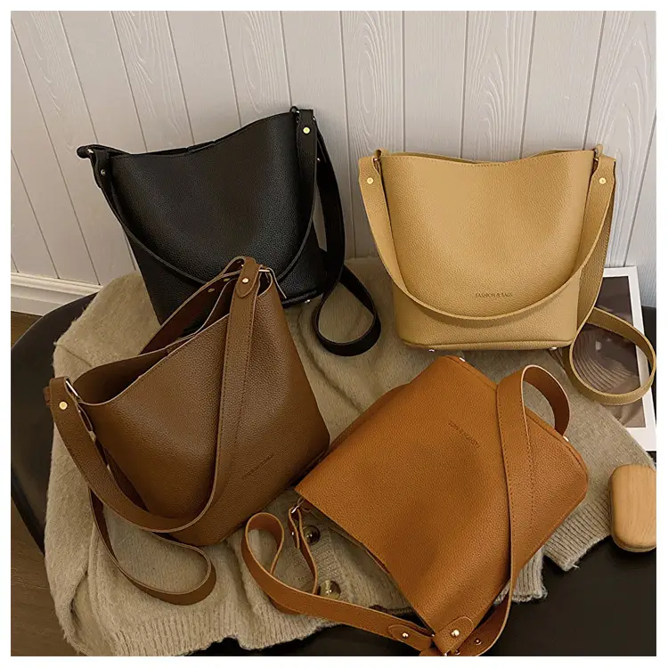 Retro Black Leather Underarm Bag 2023 — feature 21