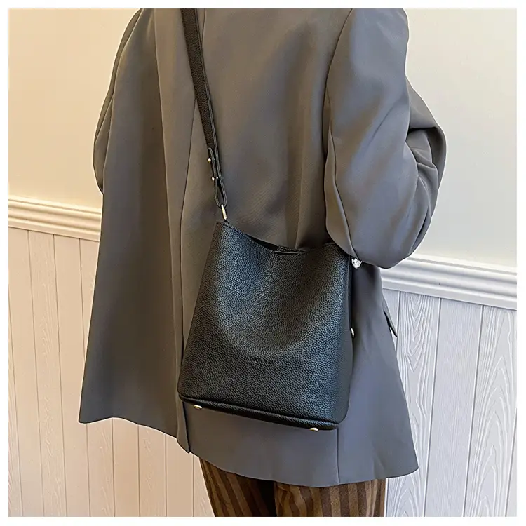 Retro Black Leather Underarm Bag 2023 — feature 9