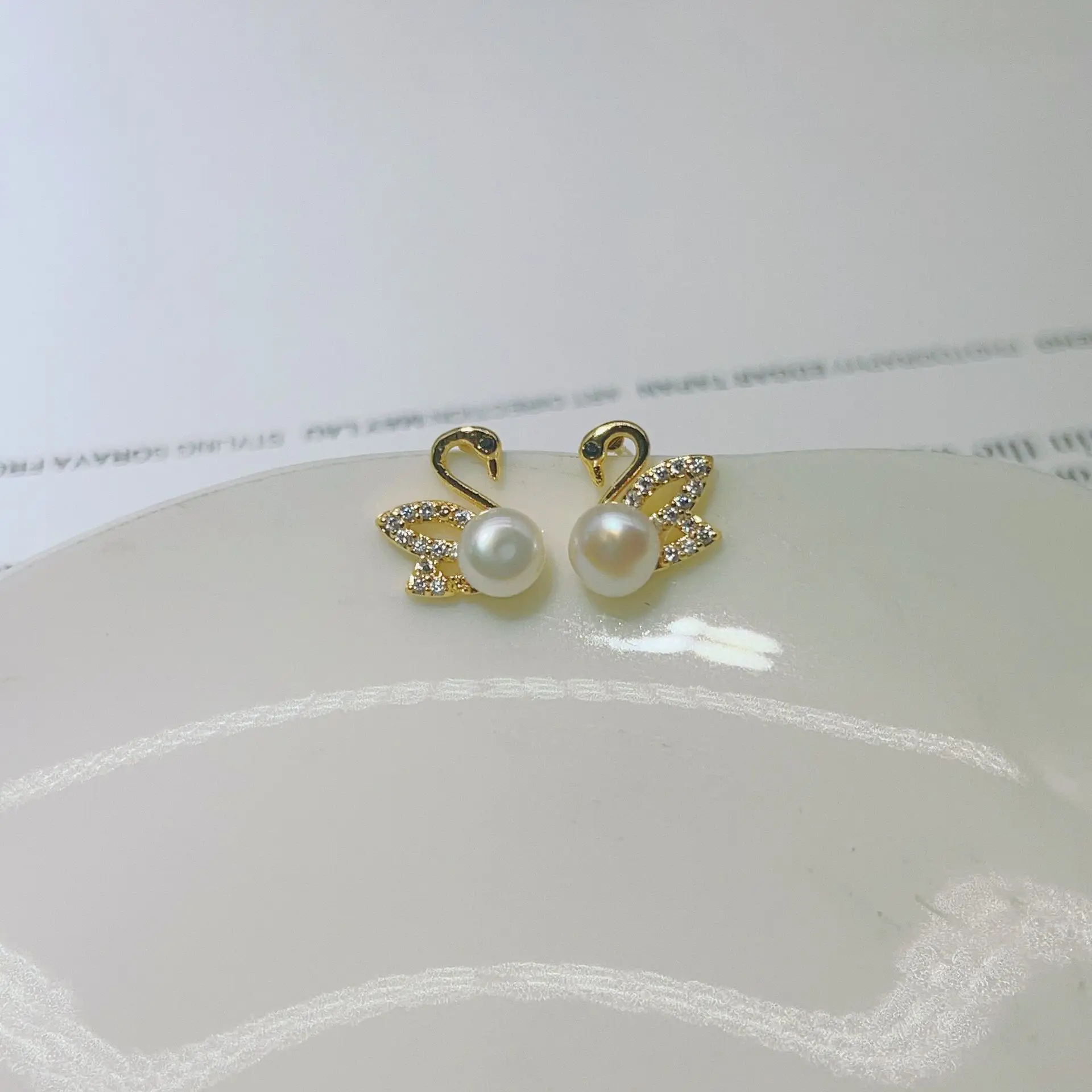 2024 New S925 Silver Needle Gold Plated Little Swan Pearl Earrings — feature 7
