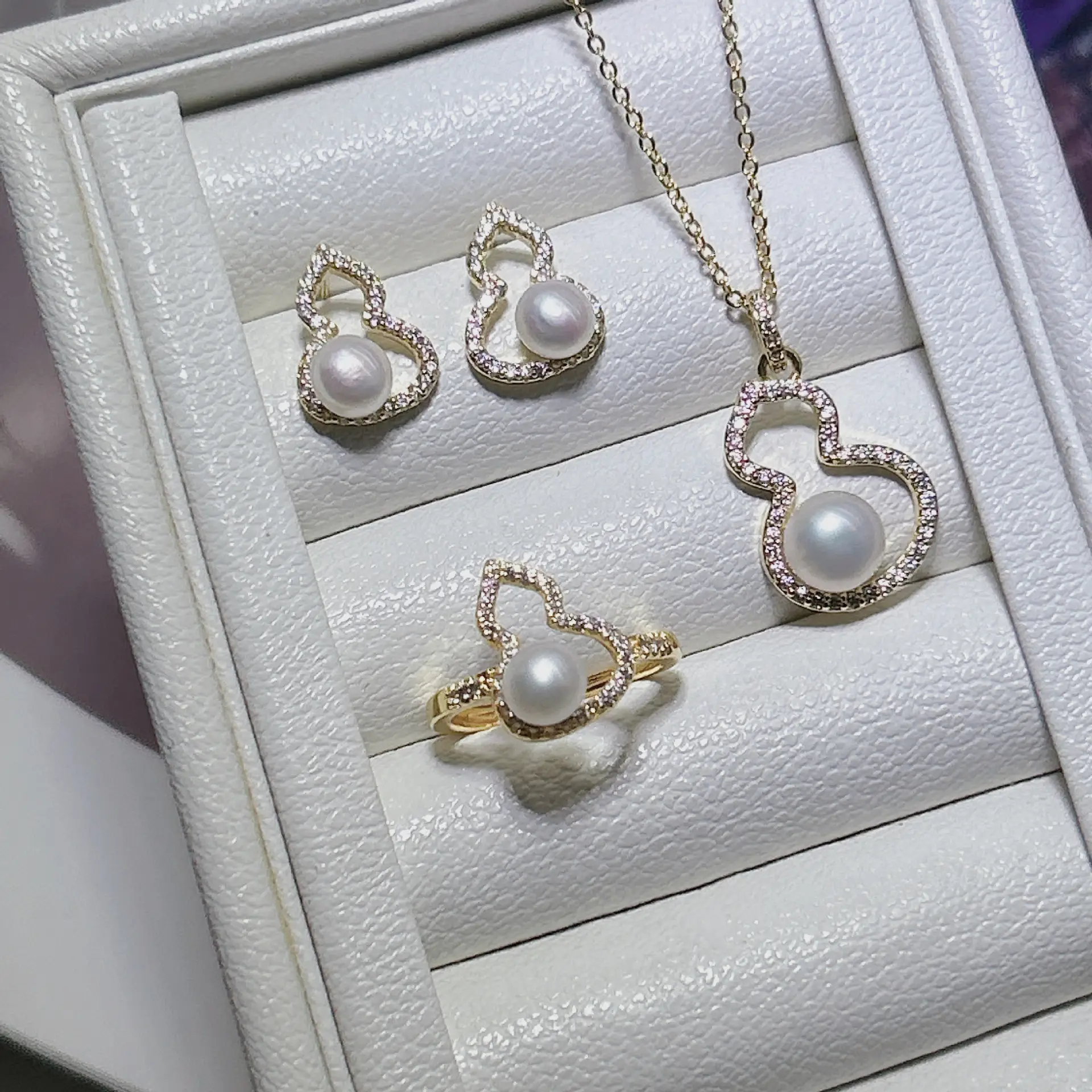 S925 Gold Plated Pearl Earrings Set with Strong Light - Image 15