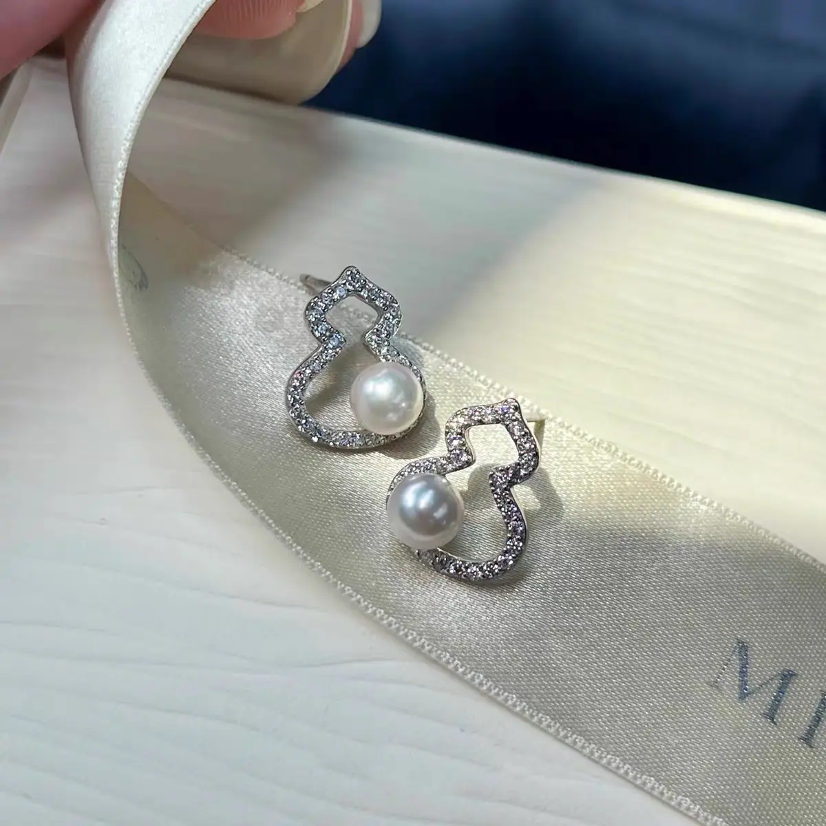 S925 Gold Plated Pearl Earrings Set with Strong Light - Image 4