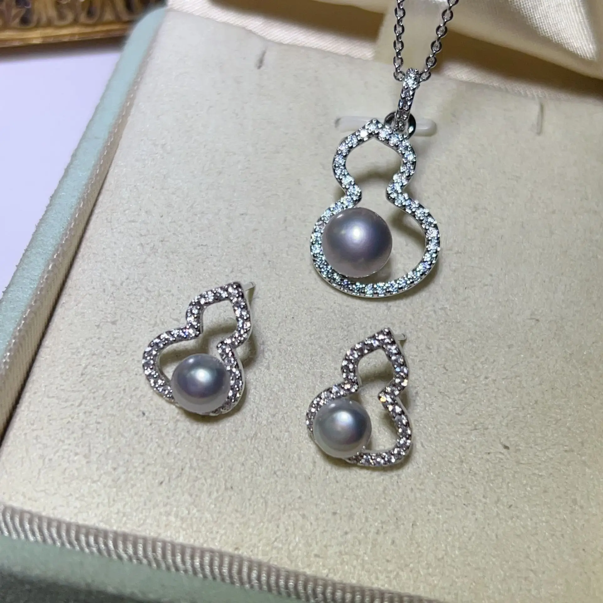 S925 Gold Plated Pearl Earrings Set with Strong Light — feature 1