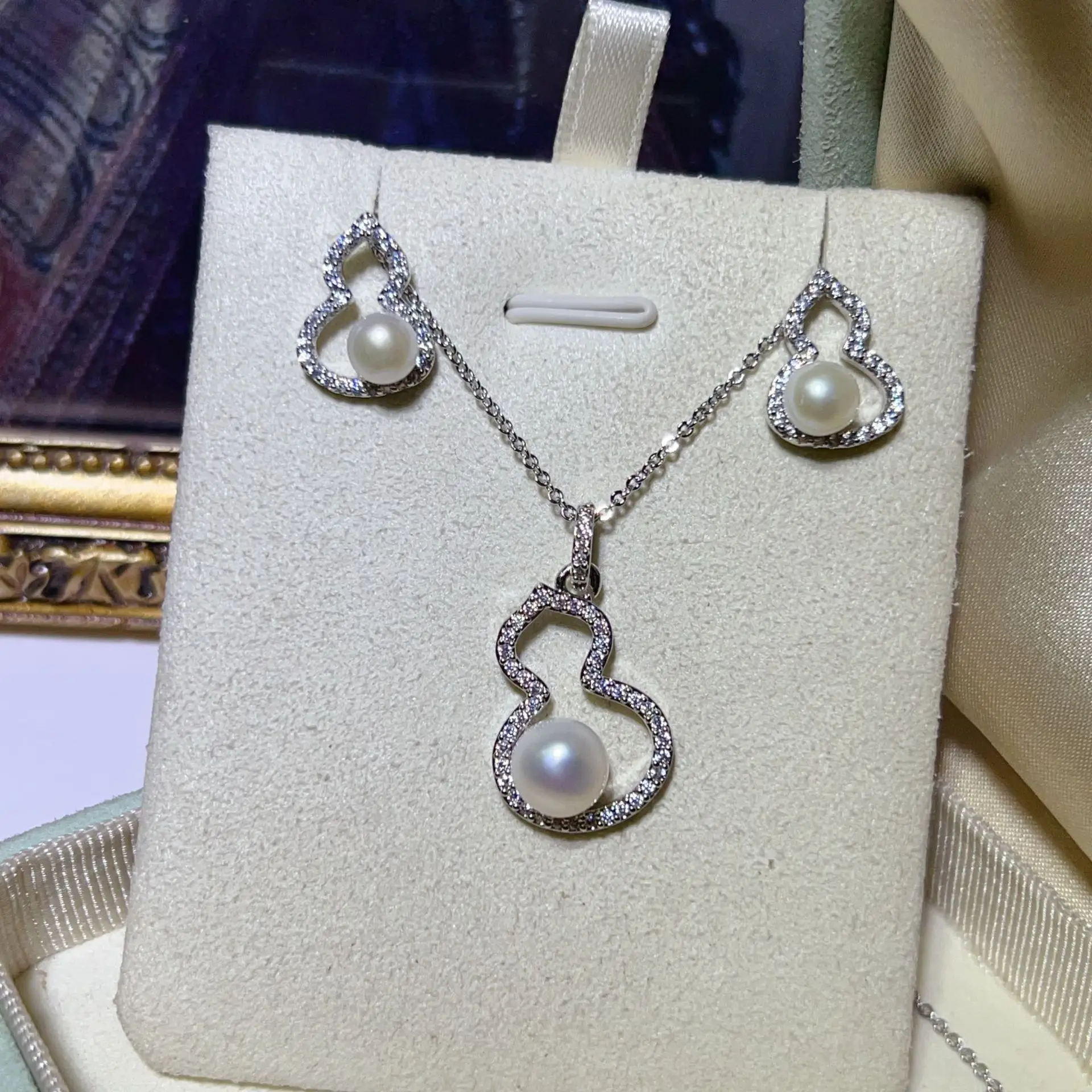 S925 Gold Plated Pearl Earrings Set with Strong Light — feature 13