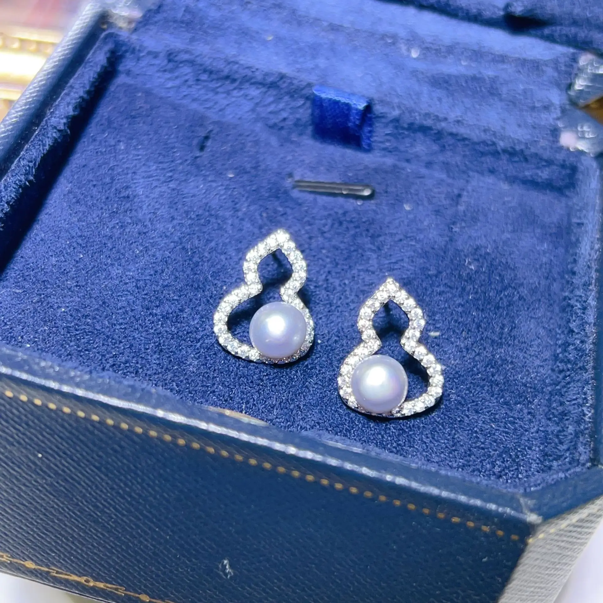 S925 Gold Plated Pearl Earrings Set with Strong Light — feature 14