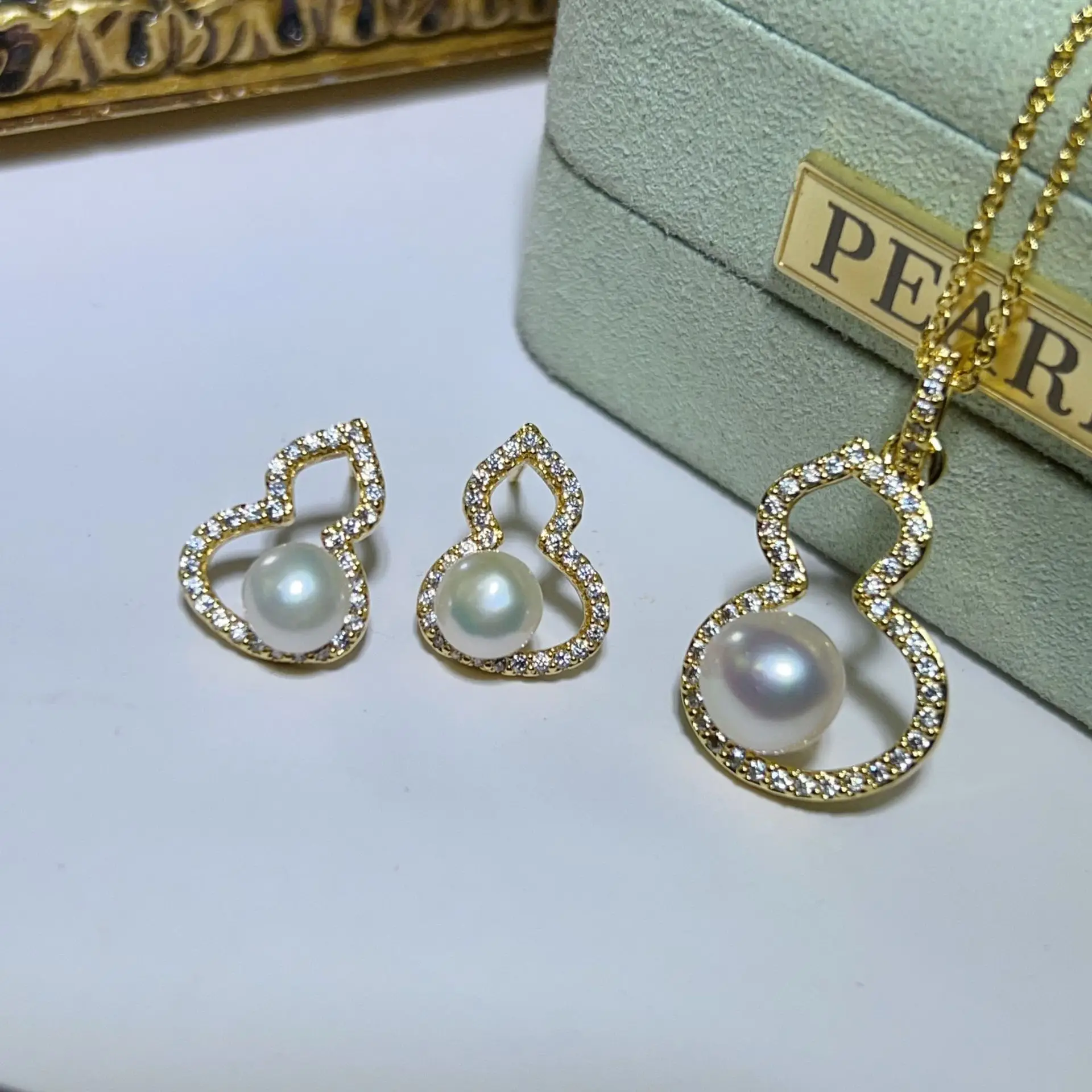 S925 Gold Plated Pearl Earrings Set with Strong Light — feature 16