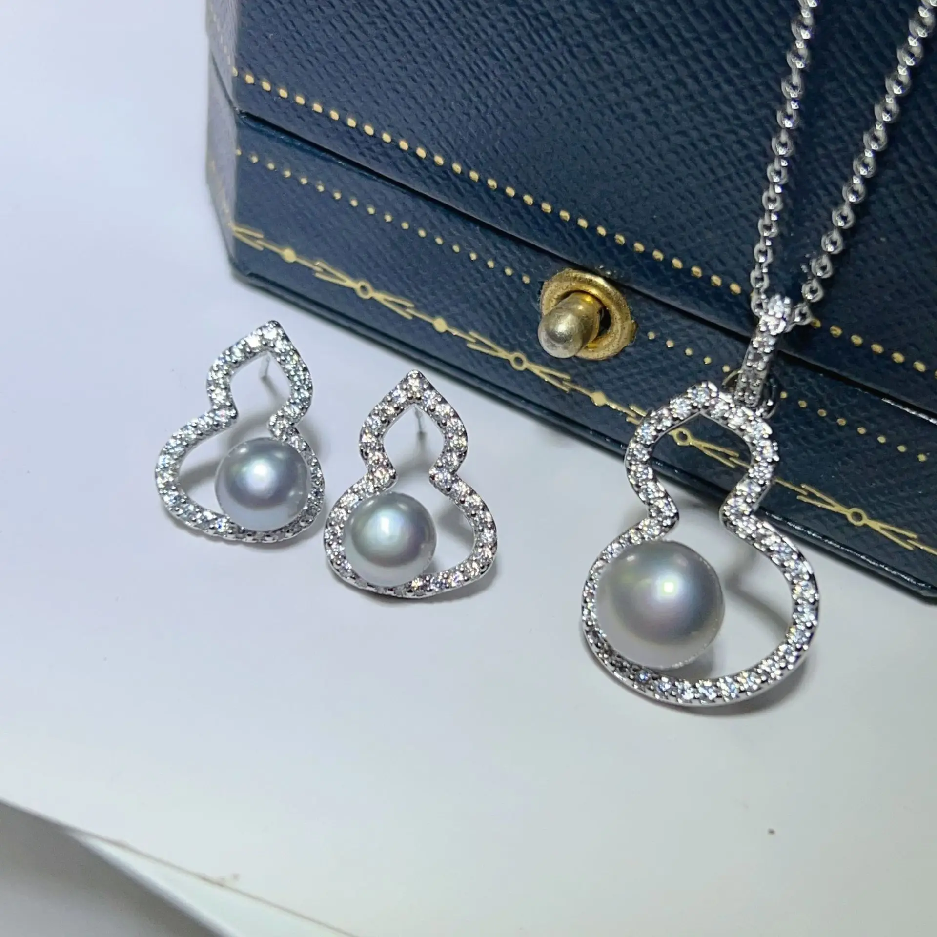 S925 Gold Plated Pearl Earrings Set with Strong Light — feature 2