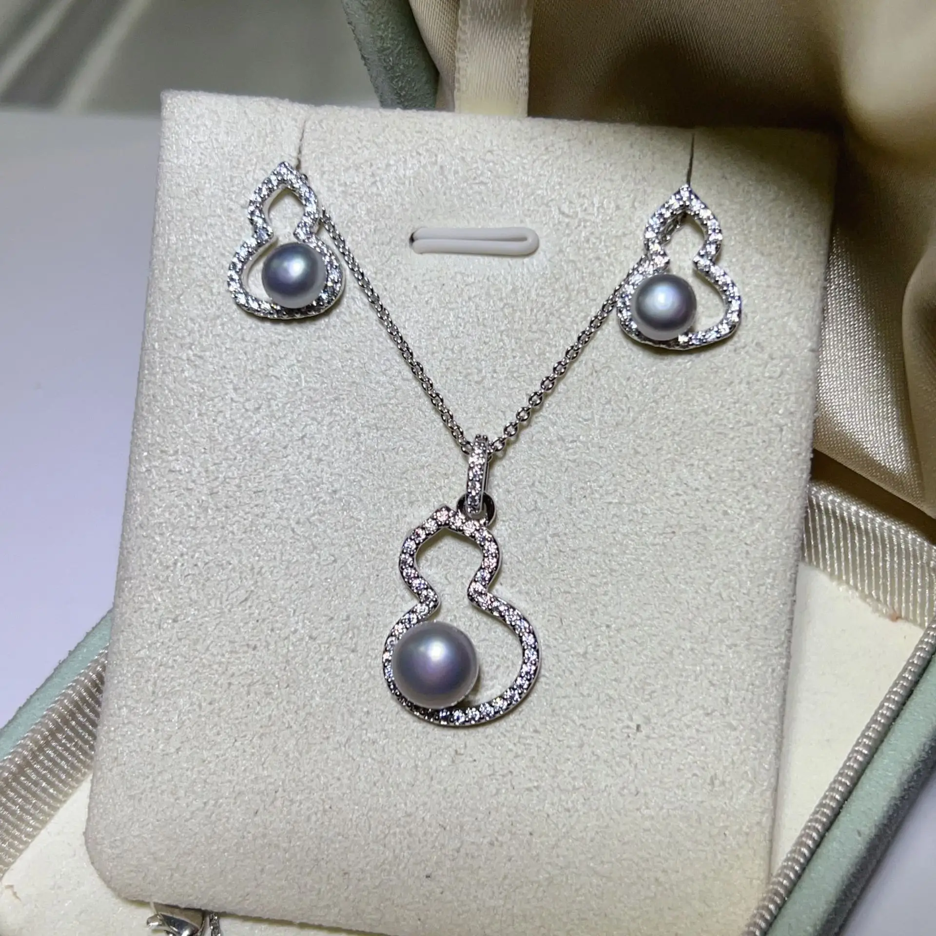 S925 Gold Plated Pearl Earrings Set with Strong Light — feature 4