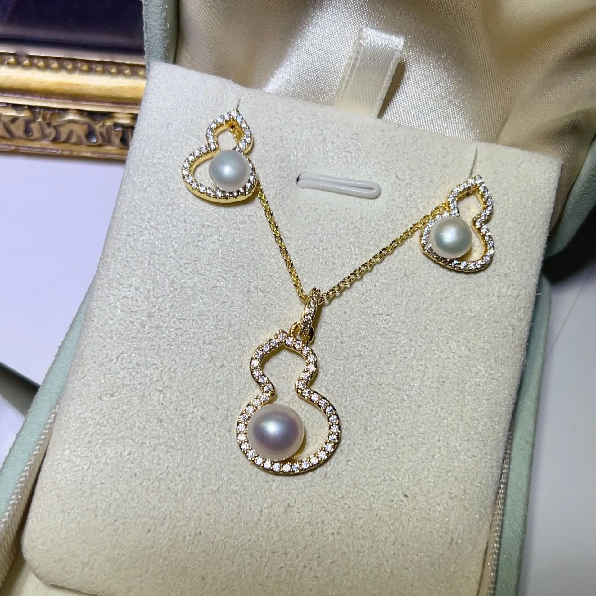 S925 Gold Plated Pearl Earrings Set with Strong Light — feature 6
