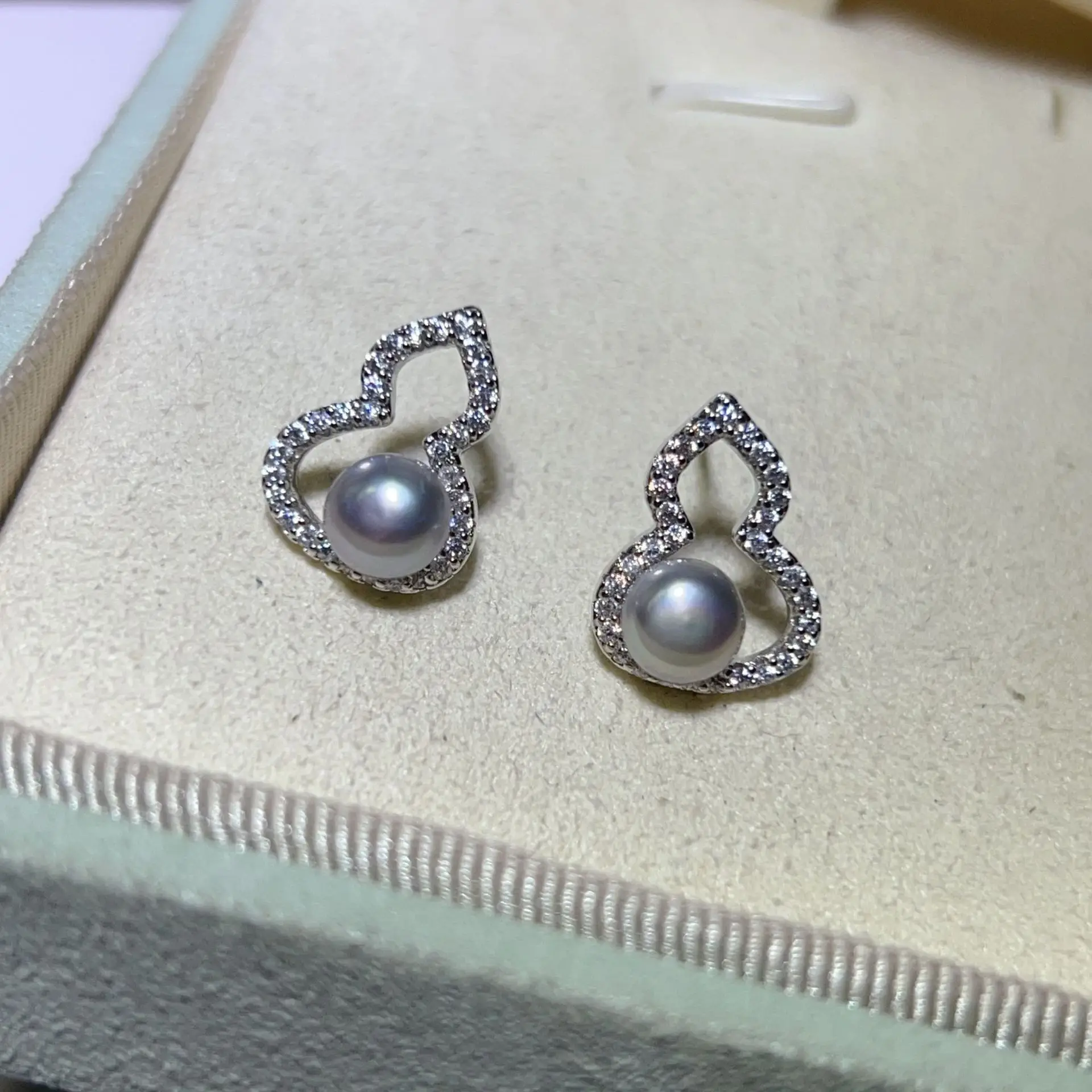 S925 Gold Plated Pearl Earrings Set with Strong Light — feature 7
