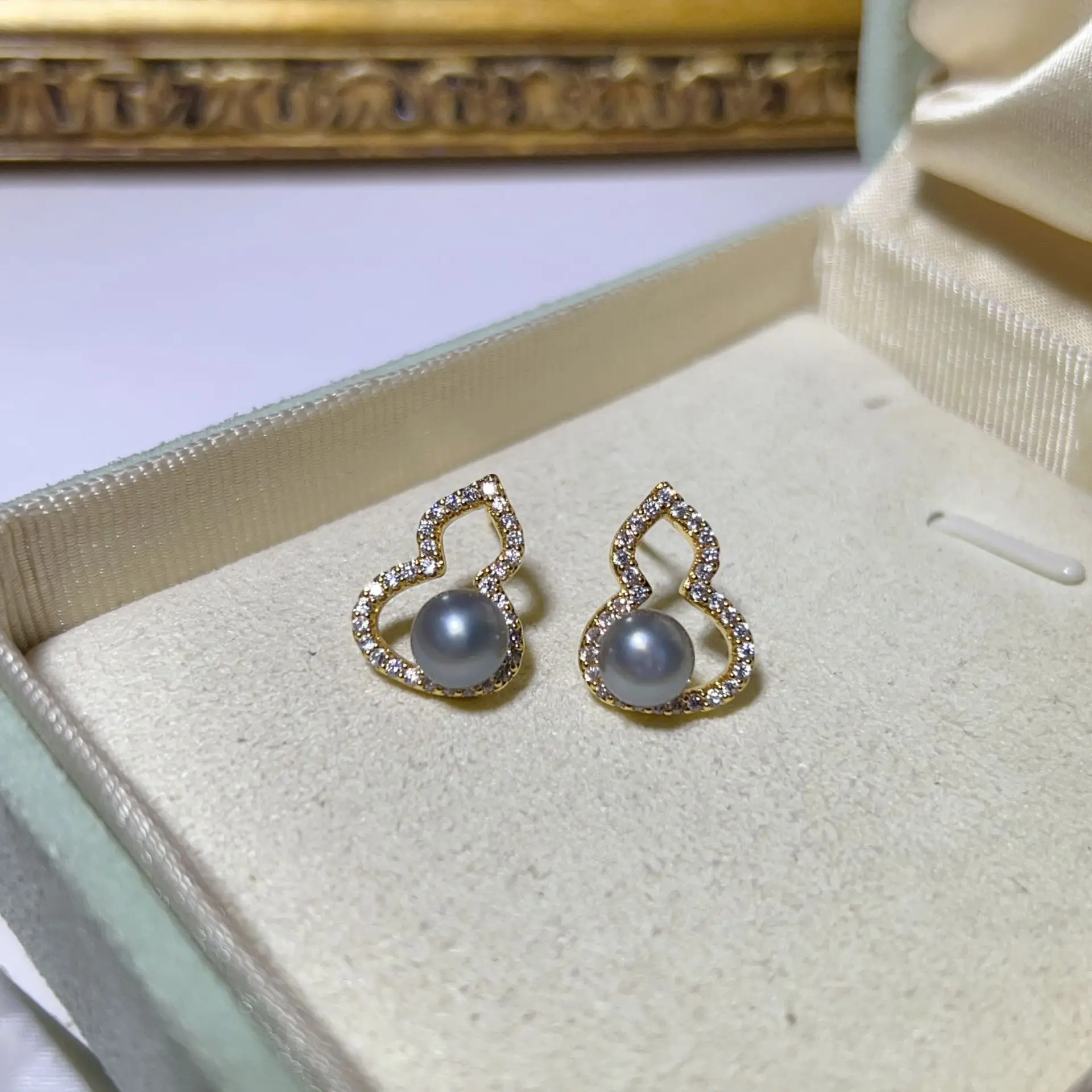 S925 Gold Plated Pearl Earrings Set with Strong Light - Image 3