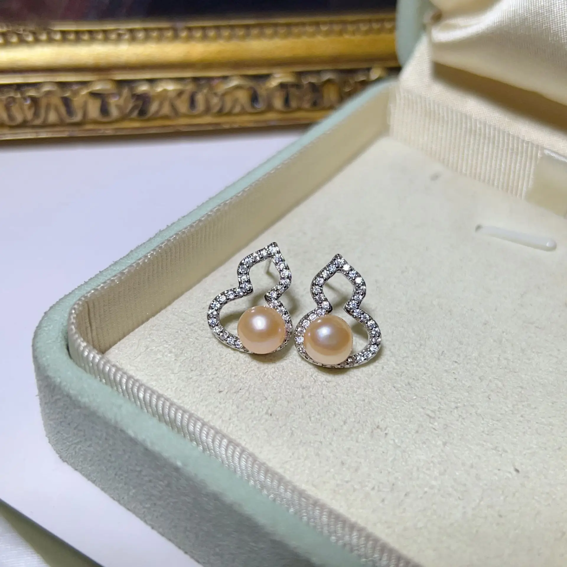 S925 Gold Plated Pearl Earrings Set with Strong Light - Image 5