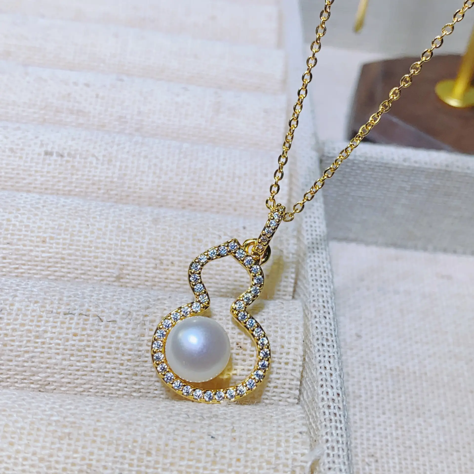 S925 Gold Plated Pearl Earrings Set with Strong Light - Image 7