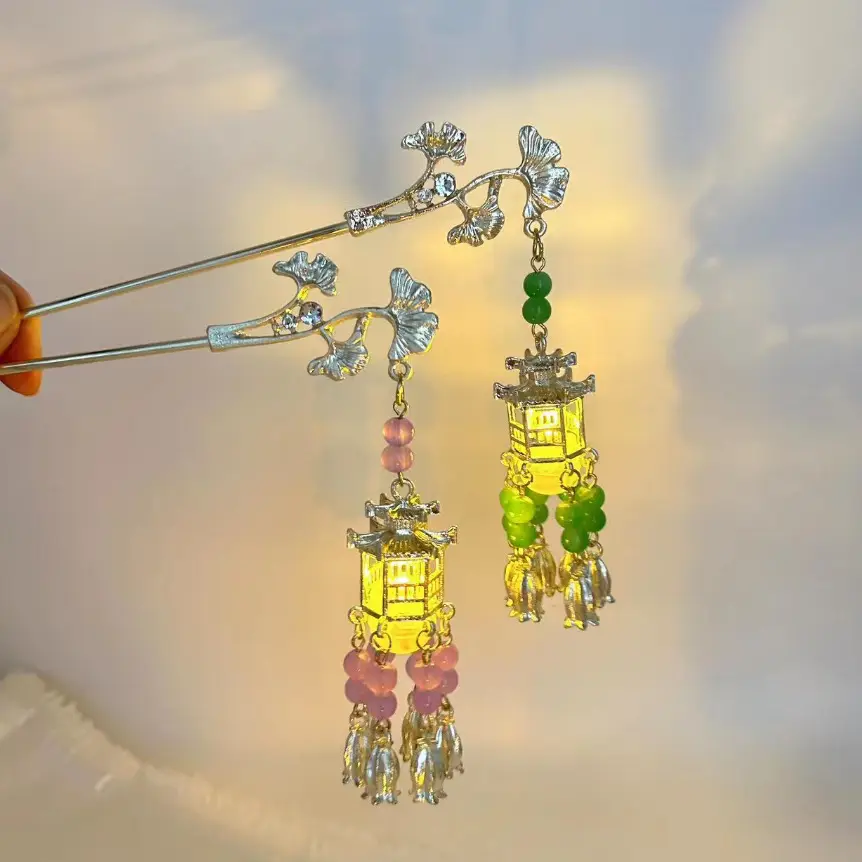 Ginkgo Leaf Hairpin with Glowing Lantern Tassel — feature 3