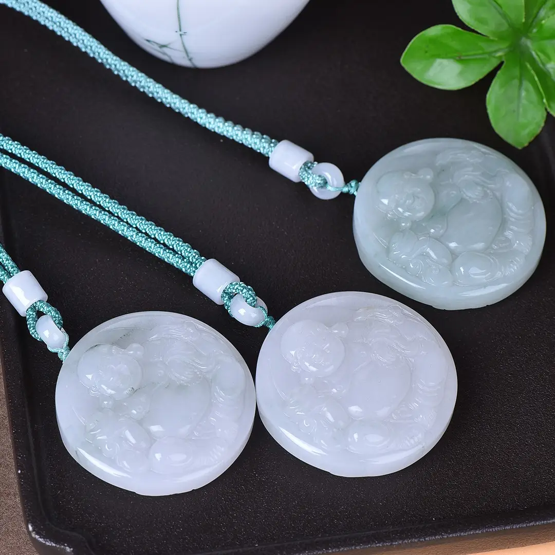 Tianan Cui Maitreya Pendant White Green — feature 7