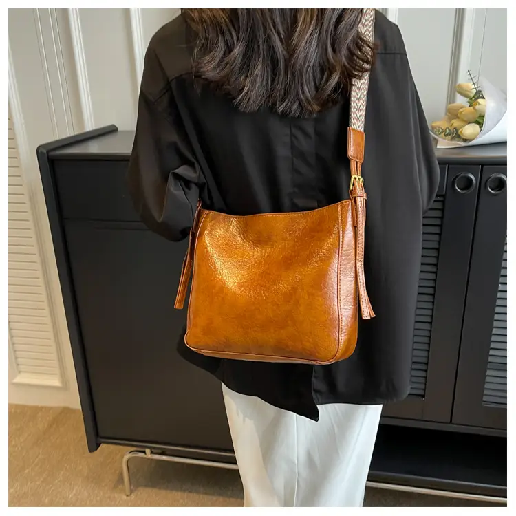 Women Crossbody Bag Brown Leather Autumn Winter New — feature 12
