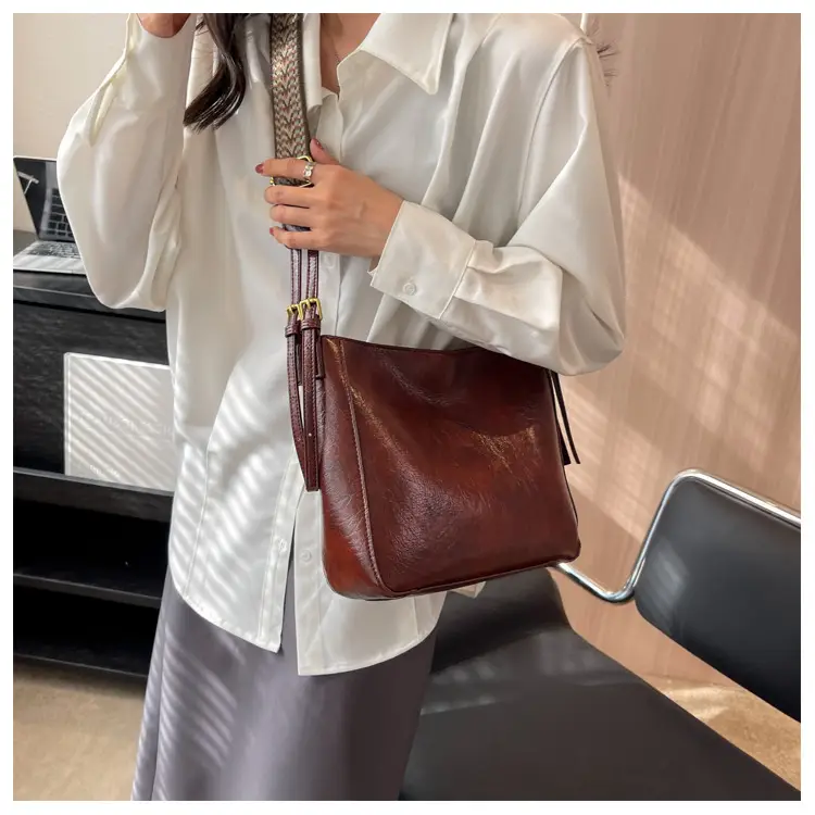 Women Crossbody Bag Brown Leather Autumn Winter New — feature 15