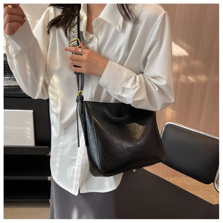 Women Crossbody Bag Brown Leather Autumn Winter New — feature 16