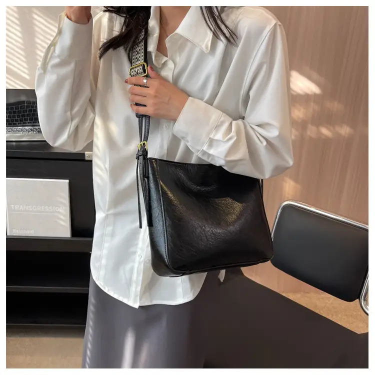 Women Crossbody Bag Brown Leather Autumn Winter New — feature 17
