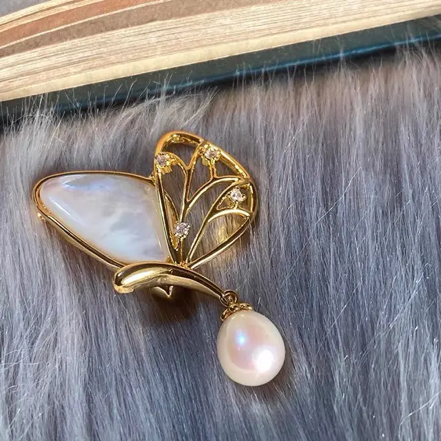 Butterfly Brooch with Freshwater Pearl & Gold Plated - Image 3