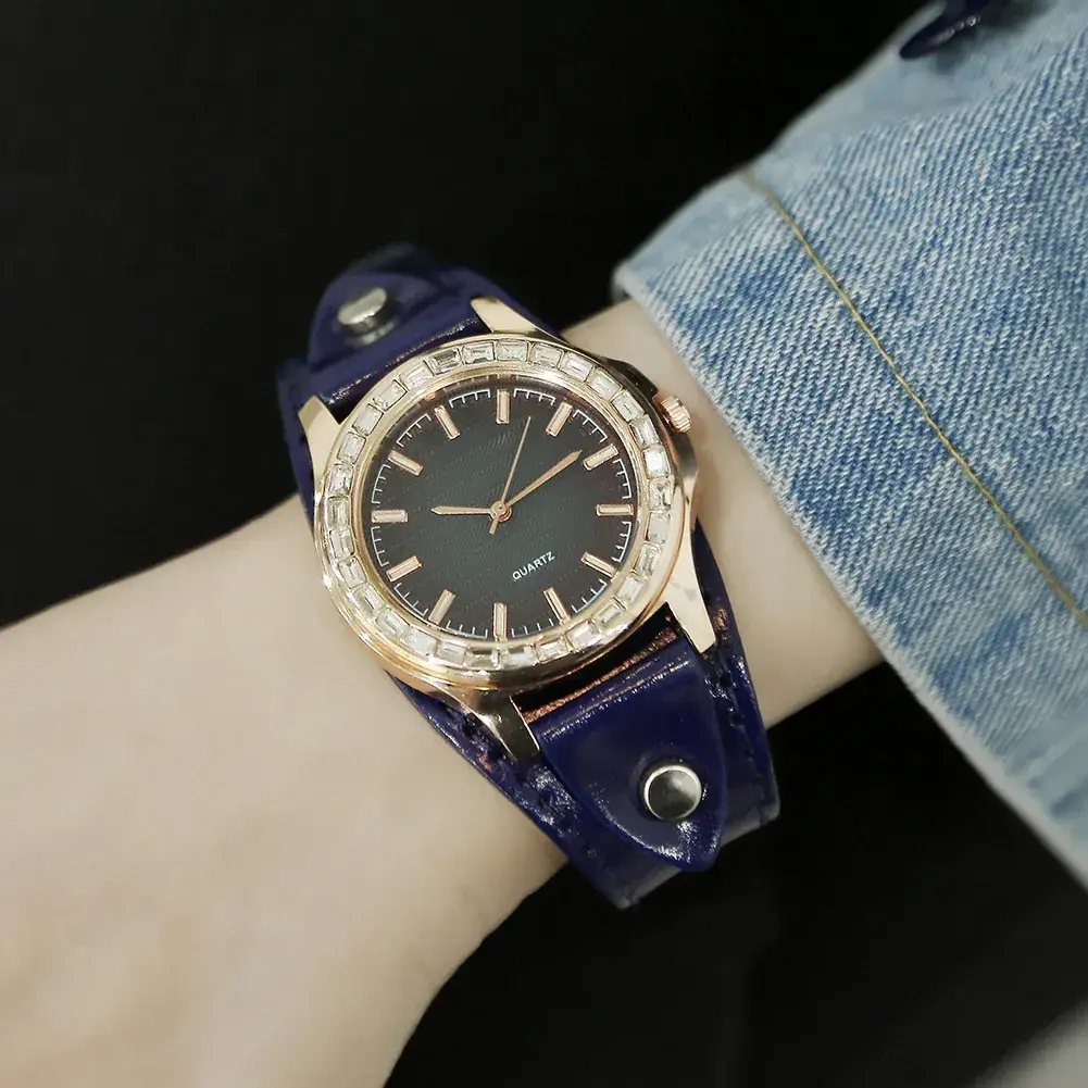 Elegant Rhinestone Scale Quartz Watch for Women