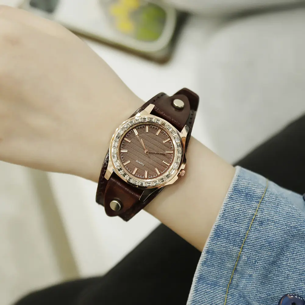 Elegant Rhinestone Scale Quartz Watch for Women — feature 11
