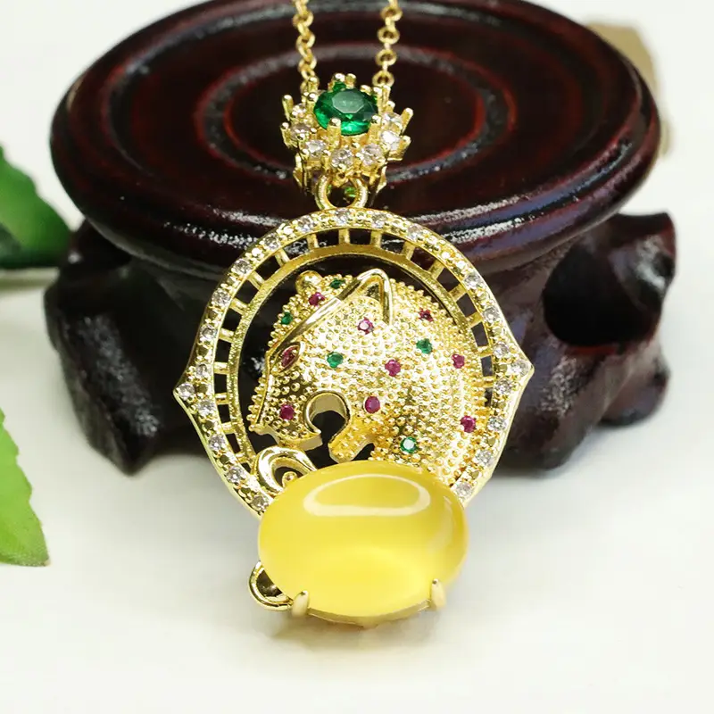 Aiyu Natural Amber Leopard Head Necklace with Gold Plated Design — feature 7