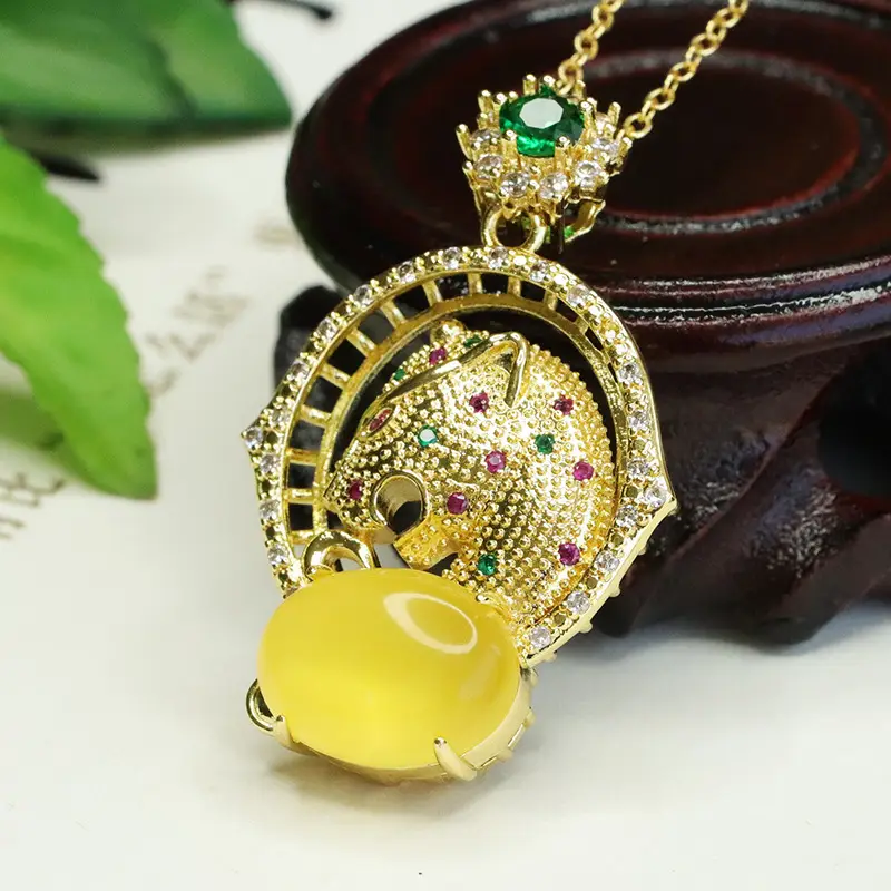 Aiyu Natural Amber Leopard Head Necklace with Gold Plated Design — feature 9