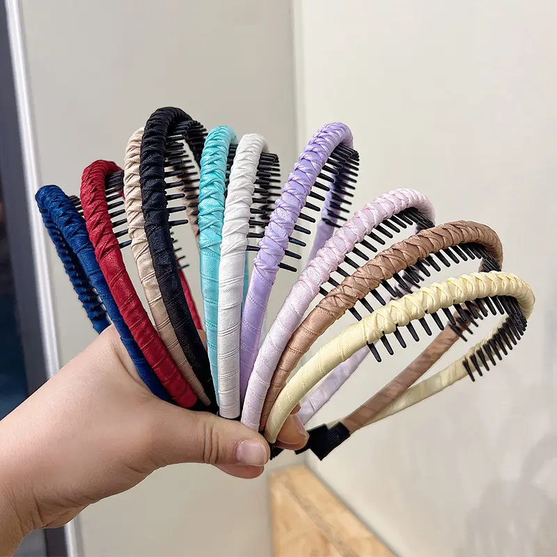 Skull Top Headband with Teeth for Face Wash & Hair Clip — feature 2