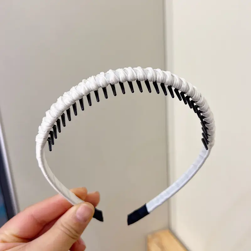 Skull Top Headband with Teeth for Face Wash & Hair Clip - Image 8