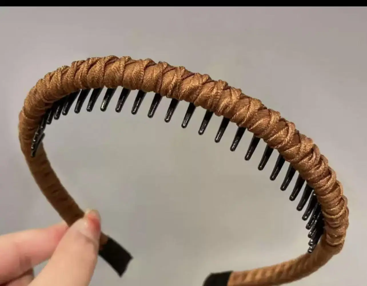 Skull Top Headband with Teeth for Face Wash & Hair Clip - Image 9