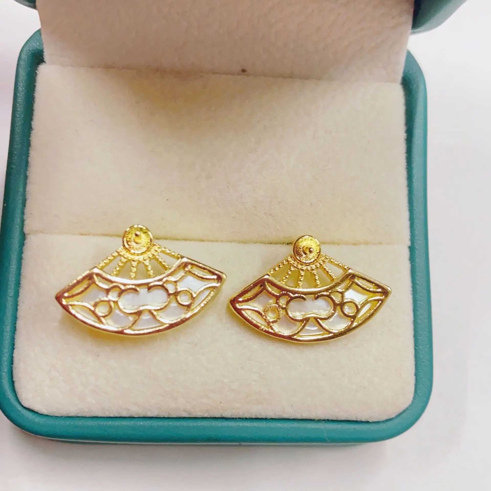 2023 Retro Shell Hollow Pearl Earrings — feature 10
