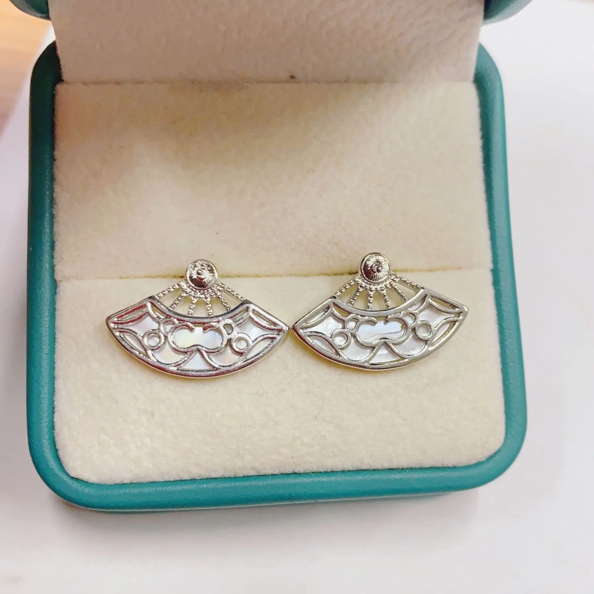2023 Retro Shell Hollow Pearl Earrings — feature 11