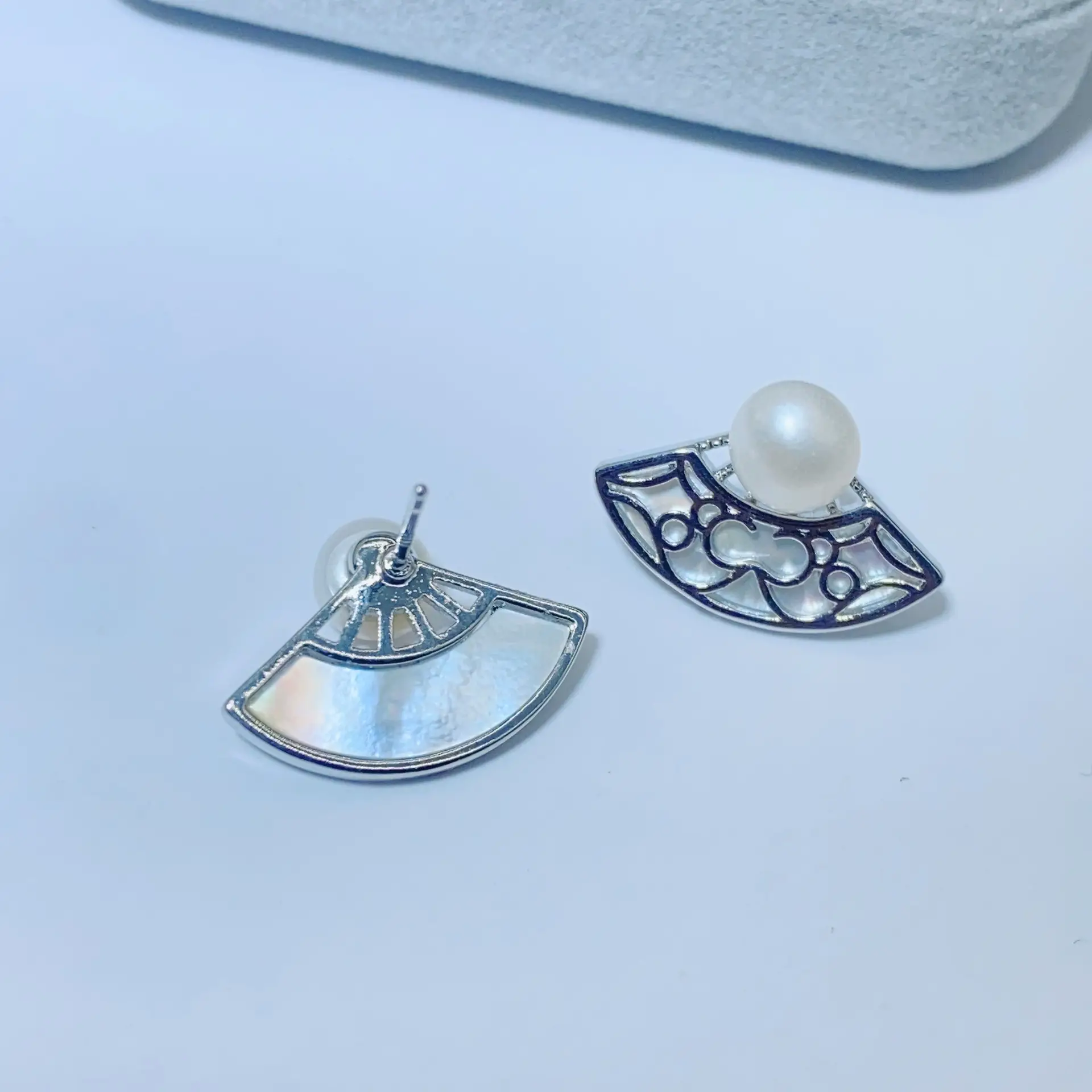 2023 Retro Shell Hollow Pearl Earrings — feature 5