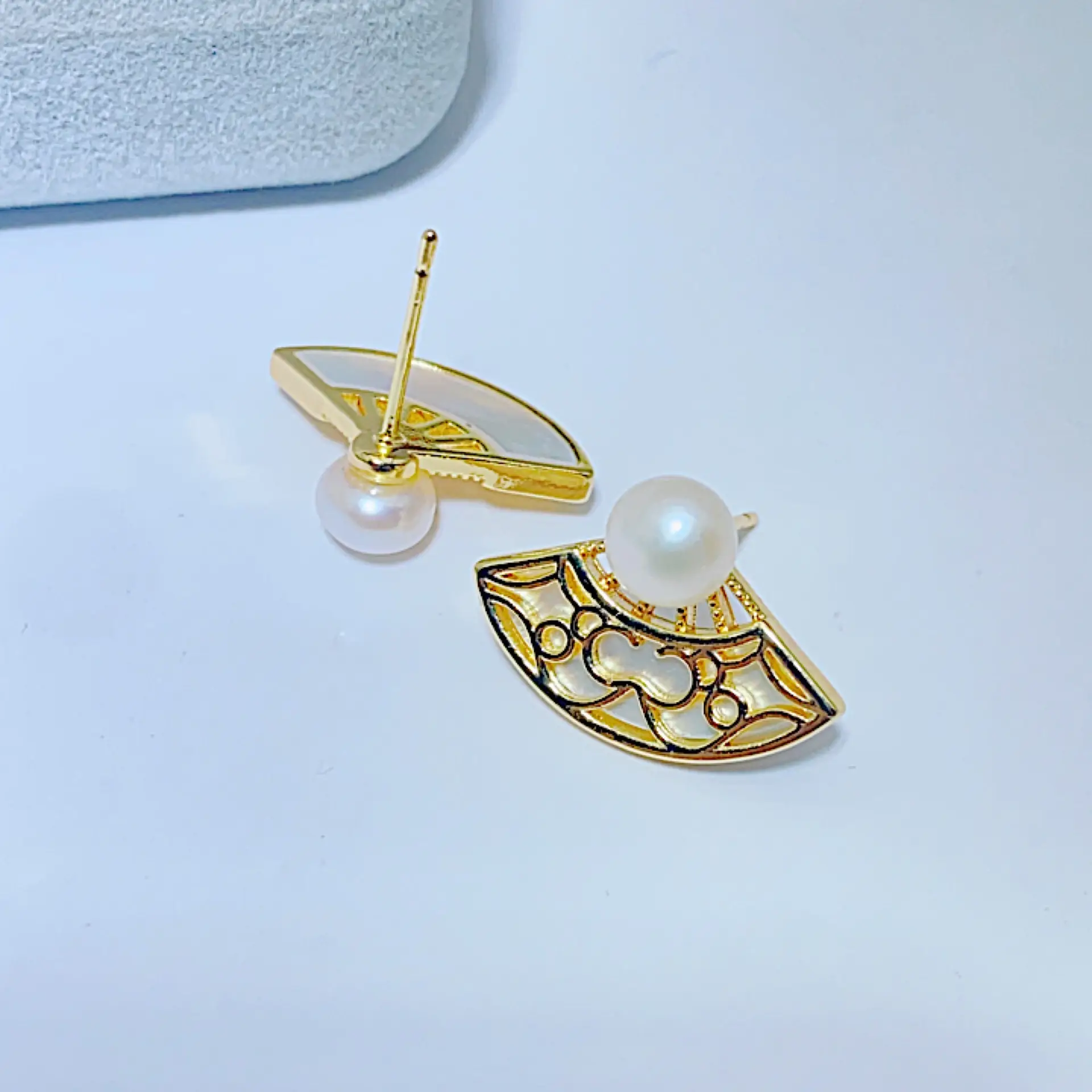 2023 Retro Shell Hollow Pearl Earrings — feature 6