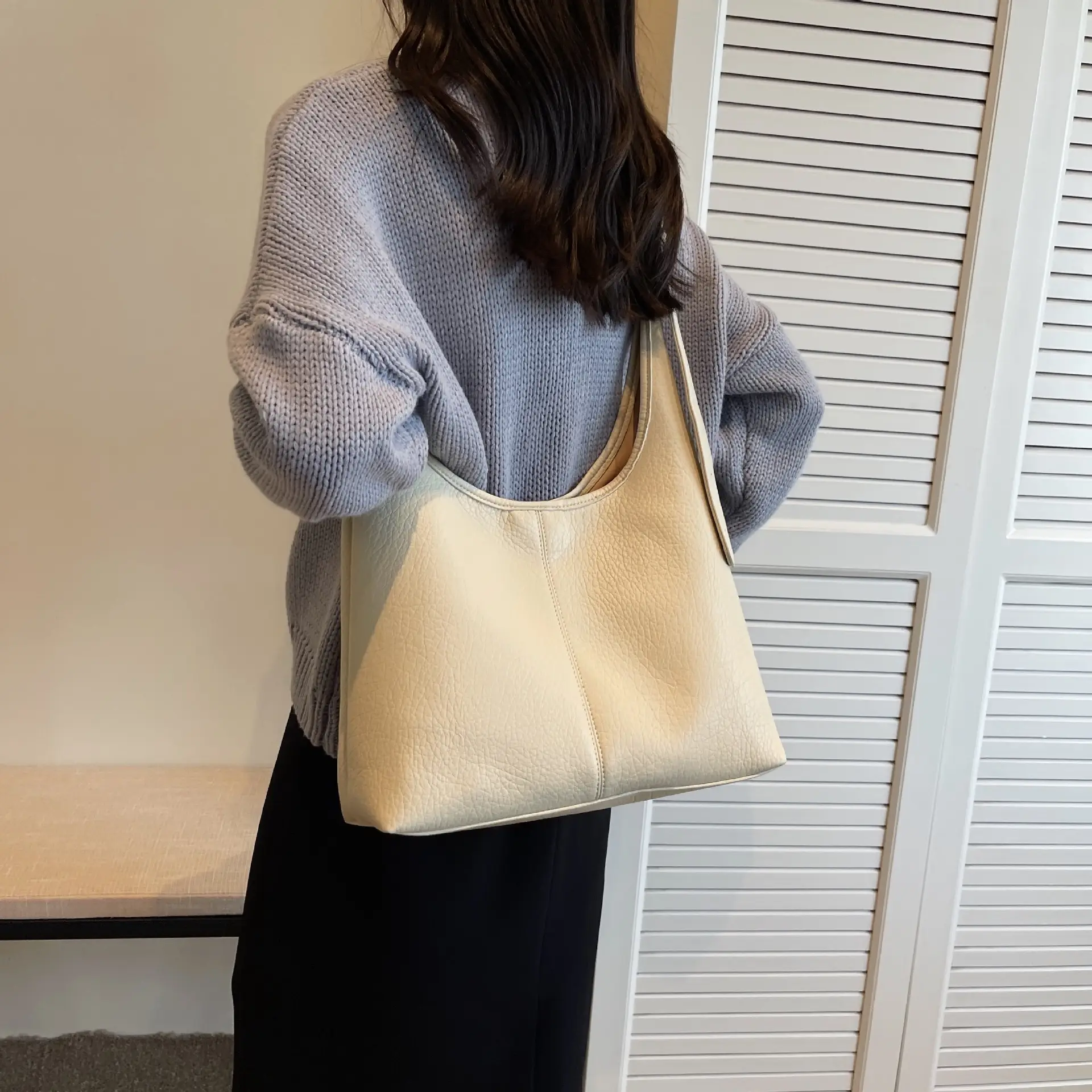 Women's 2023 Retro Shoulder Bag Autumn Commute Bucket Tote - Image 3