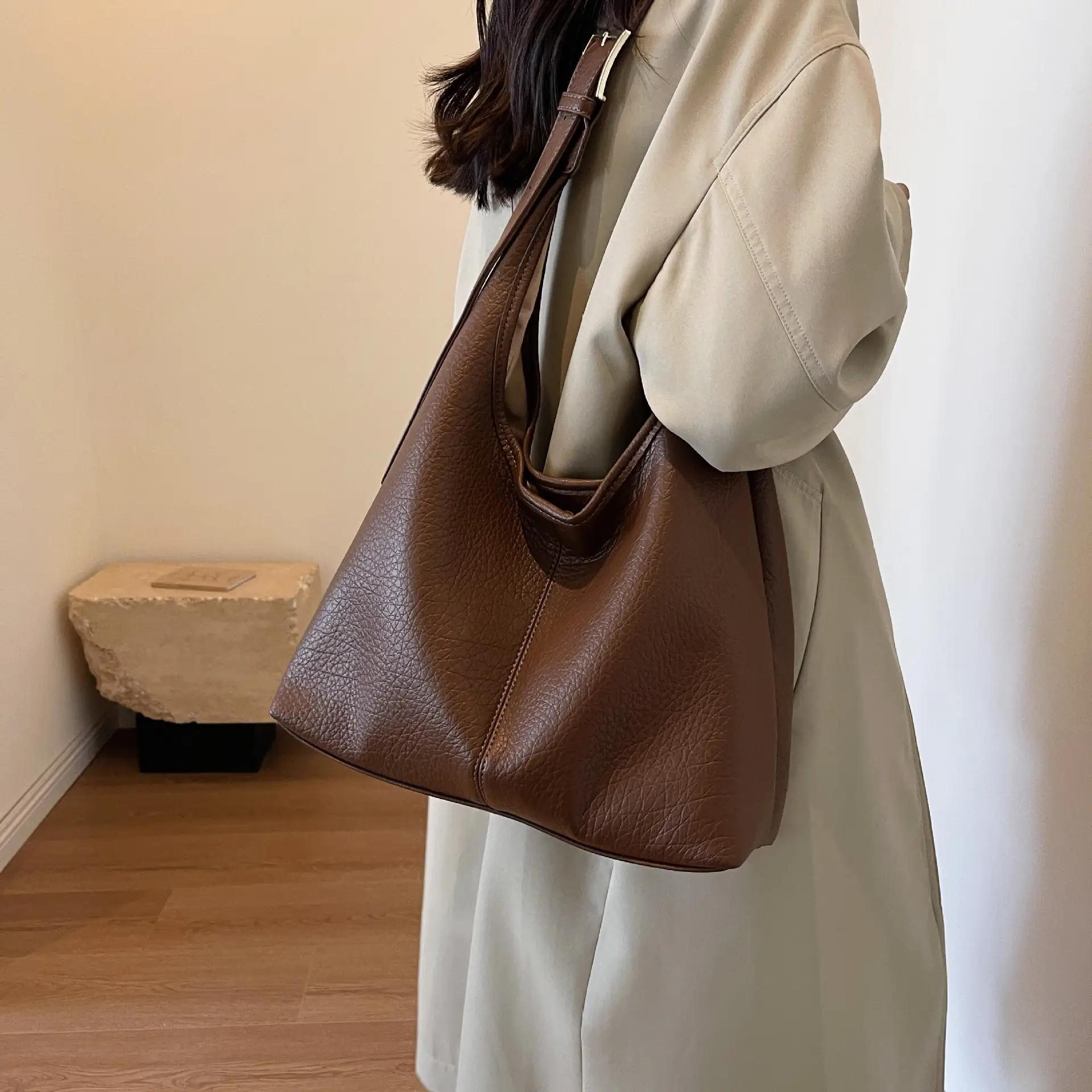 Women's 2023 Retro Shoulder Bag Autumn Commute Bucket Tote - Image 4