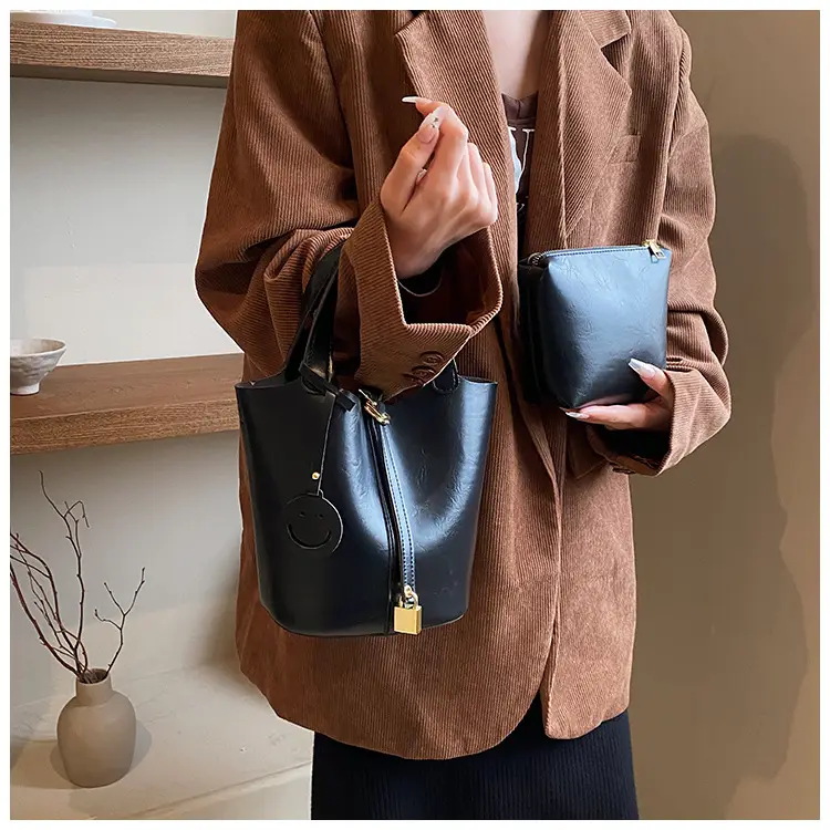 Women's Brown Leather Shoulder Bag 2023 Retro Style — feature 10