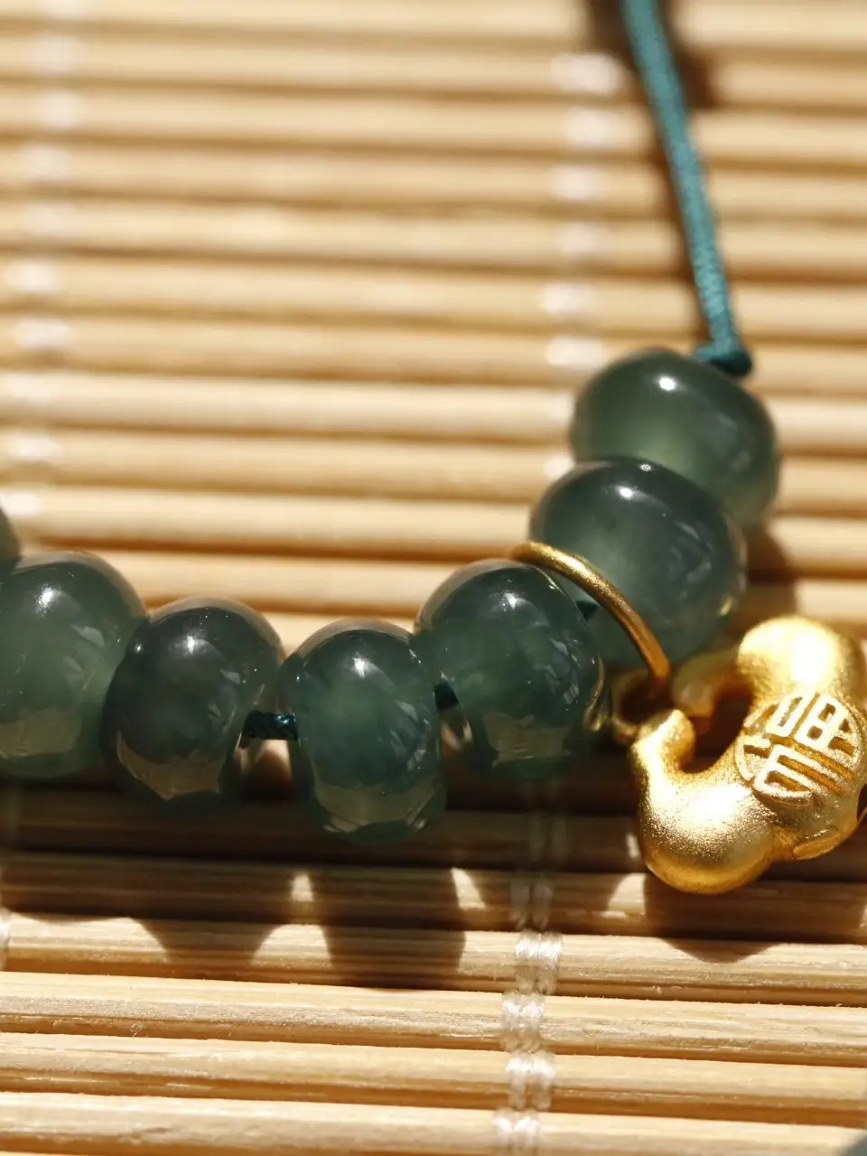Ice Jade Beaded Bracelet with Drop Pendant — feature 7