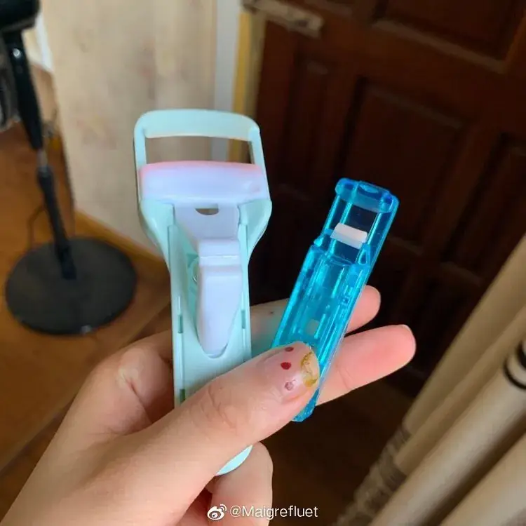 Pink Push-Type Eyelash Curler for Women — feature 3