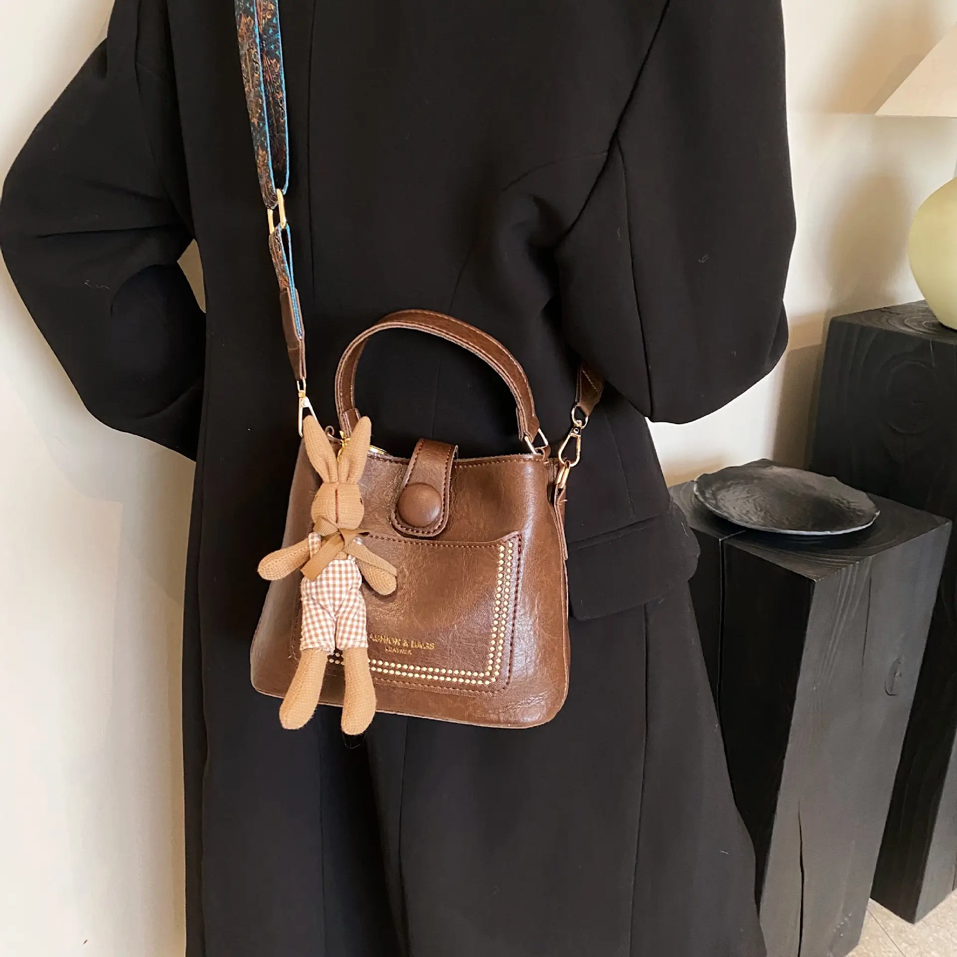Women Retro Brown Shoulder Messenger Bag 2023 - Image 4